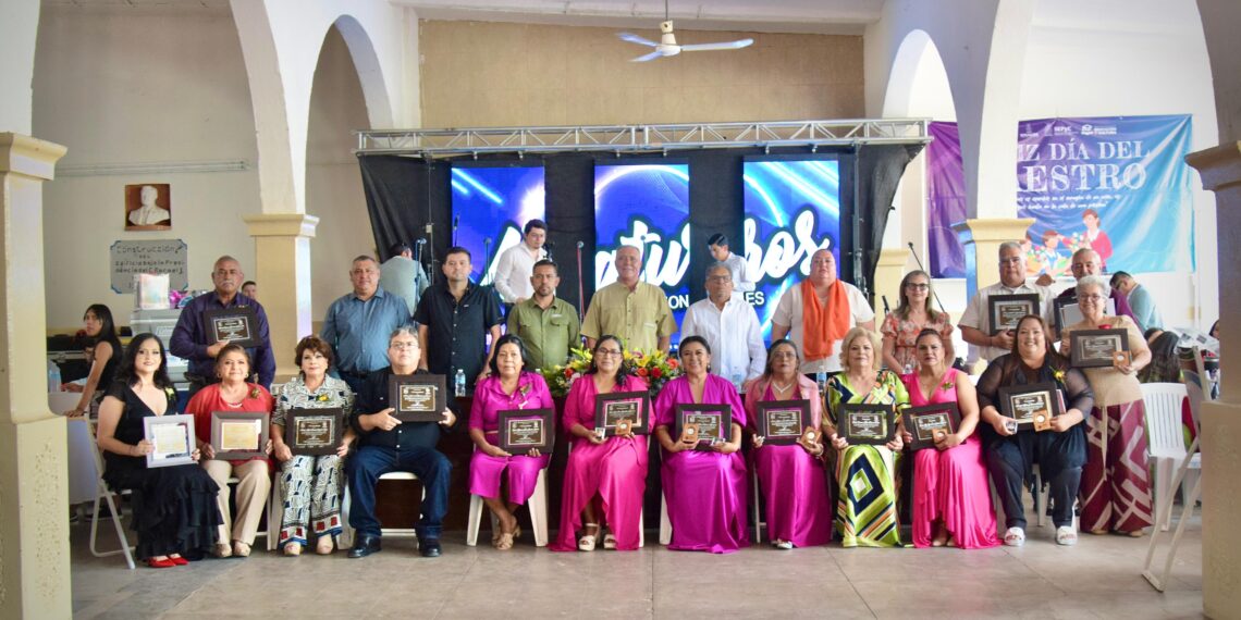 Festejan en grande a docentes del municipio de El Fuerte
