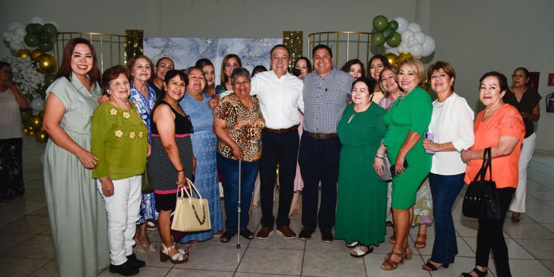 Celebra Alcalde Antonio Menéndez con mamás del Ayuntamiento