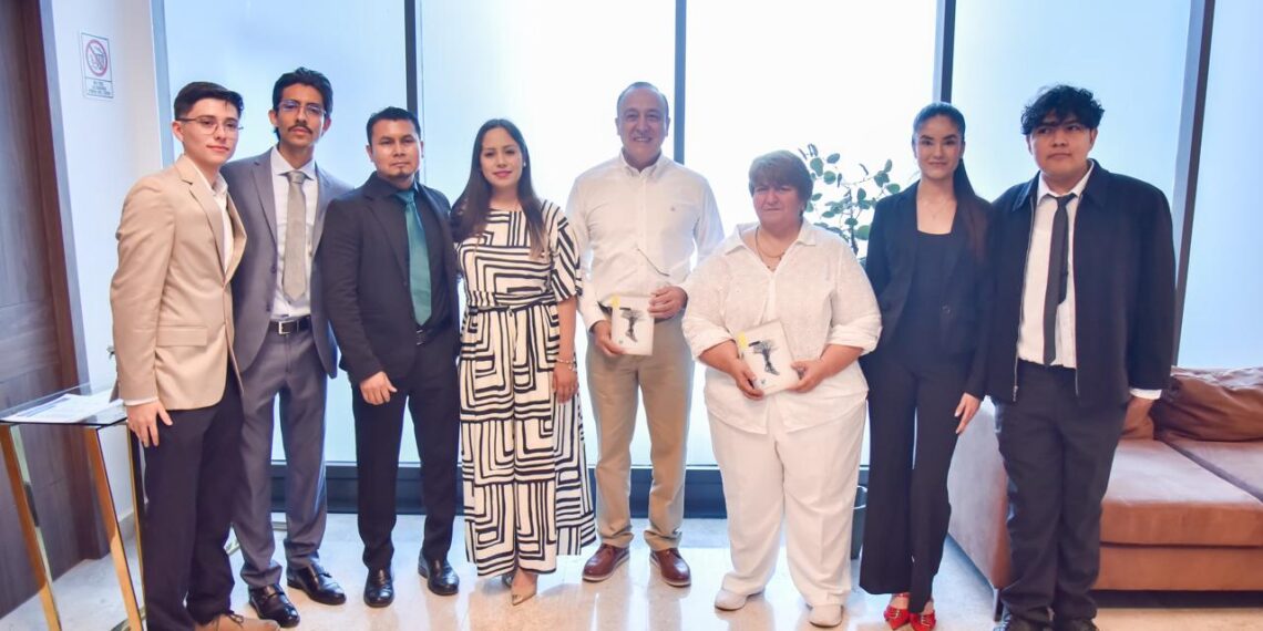 Alcalde Antonio Menéndez reconoce el compromiso de los jóvenes con la formación médica