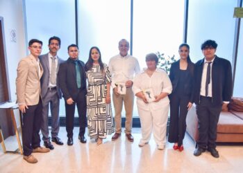 Alcalde Antonio Menéndez reconoce el compromiso de los jóvenes con la formación médica