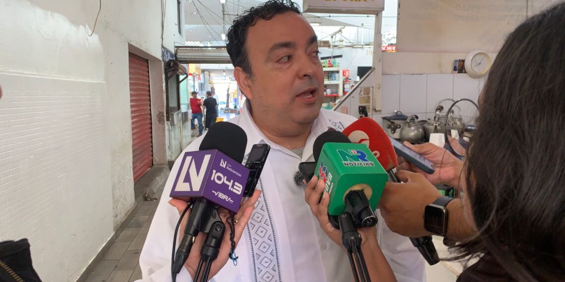 José Francisco Pérez Mier visita el mercado independencia