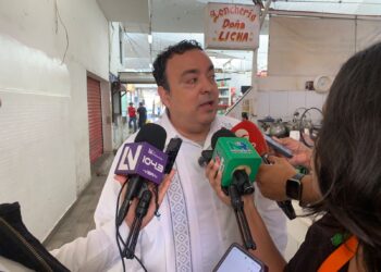 José Francisco Pérez Mier visita el mercado independencia