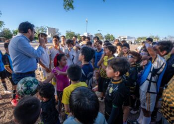Juan de Dios Gámez se compromete a construir cancha de pasto sintético en La Conquista