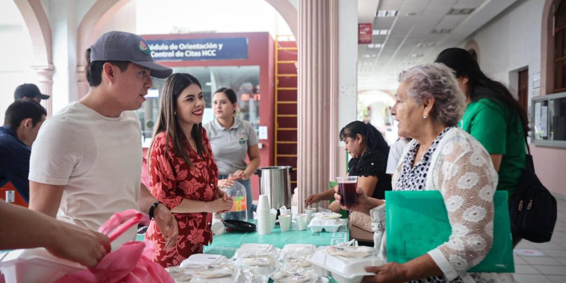 DIF Culiacán lleva alimentos calientes a familiares de pacientes en el Hospital Civil