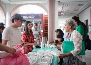 DIF Culiacán lleva alimentos calientes a familiares de pacientes en el Hospital Civil