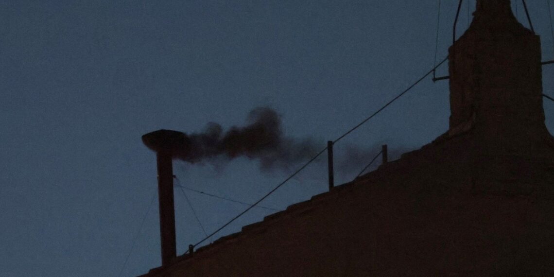 Humo negro en la Capilla Sixtina: Cónclave 2025 inicia sin consenso para elegir al sucesor del Papa Francisco