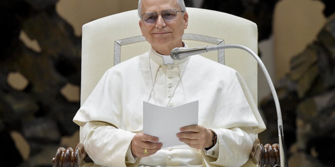 Publican foto oficial de León XIV: Con su firma en latín y la cruz relicario