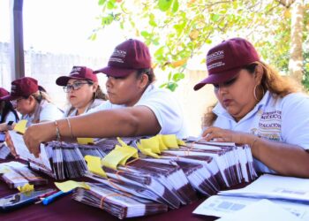 Se detienen los depósitos de becas este verano: toma precauciones