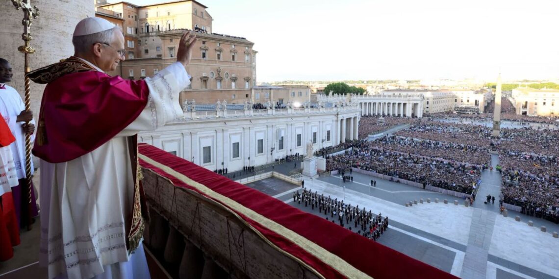 Papa León XIV dirige su primer mensaje al mundo y saluda a Perú en español