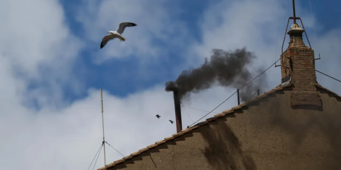 Fumata negra tras votaciones en el segundo día del cónclave