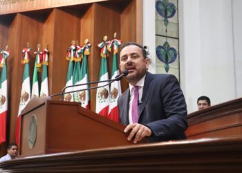 Diputados plantean regular uso de celulares en escuelas de Sinaloa