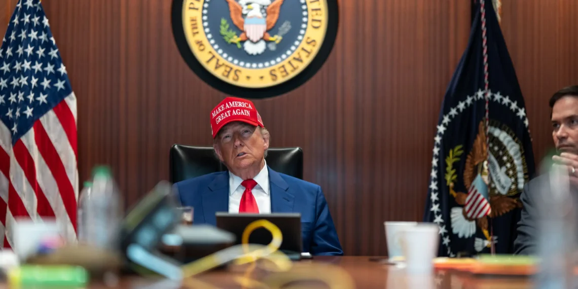 Trump sugiere que respalda un “cambio de régimen” en Irán