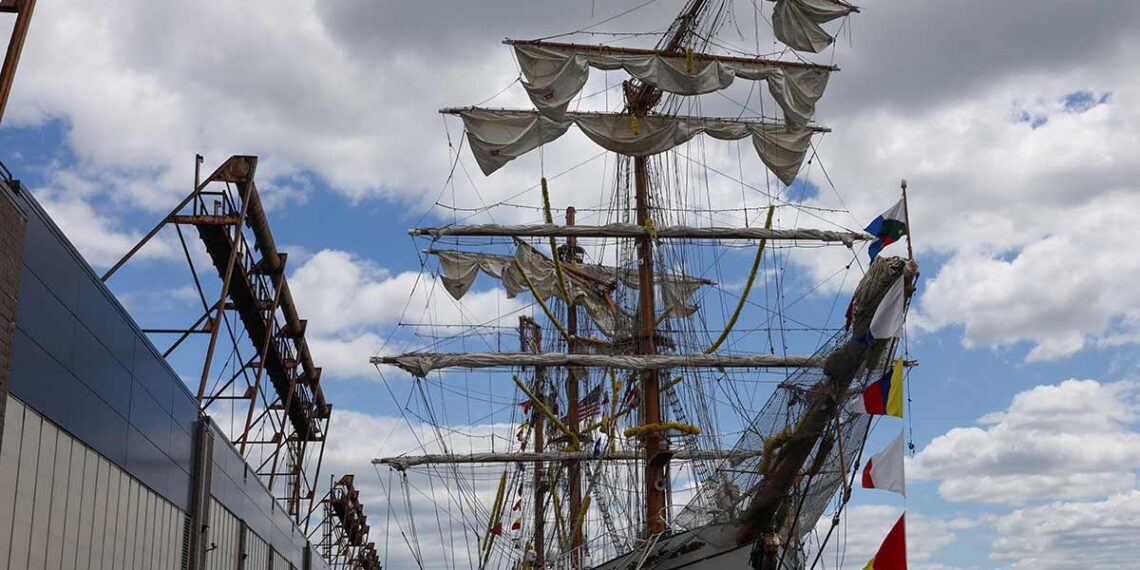 Remolcan buque Cuauhtémoc a Brooklyn para iniciar su reparación