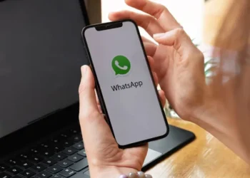 Así usan la cámara de tu celular en WhatsApp para robar tu dinero