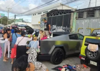 Cybertruck de modelo Vanessa Bohórquez aparece como puesto de ropa en Cancún