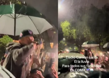 Eladio Carrión improvisa concierto en la lluvia durante visita a CDMX