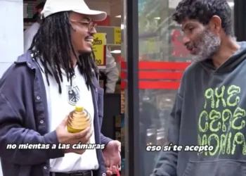 Lalo Iztaparrasta ofrece Tonayán y hombre en la calle lo rechaza: “Eso mata el alma”