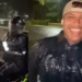 “¿Por qué no te hiciste unos huevos?”: Repartidor se vuelve viral en noche lluviosa