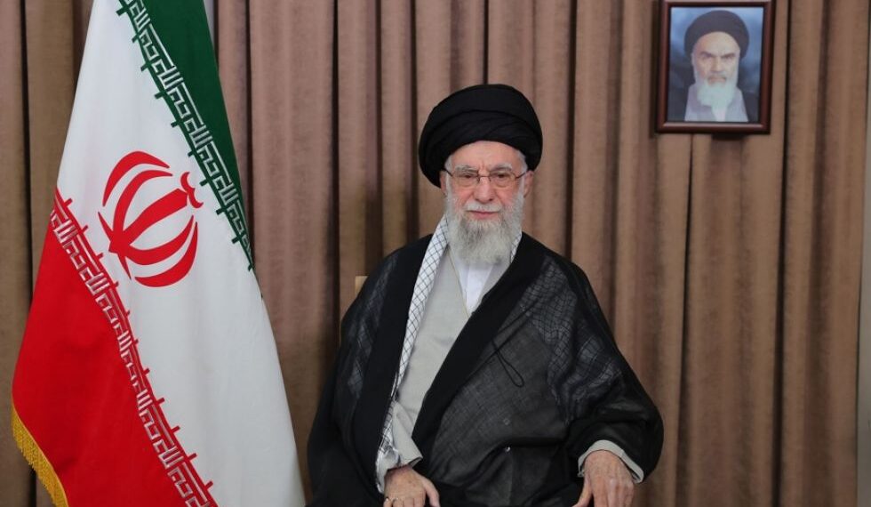 Líder supremo de Irán advierte a EE.UU. que cualquier intervención militar causara “daño irreparable”