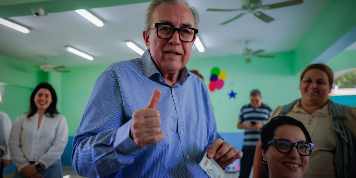 Gobernador Rubén Rocha Moya ejerce su derecho al voto en histórica jornada electoral