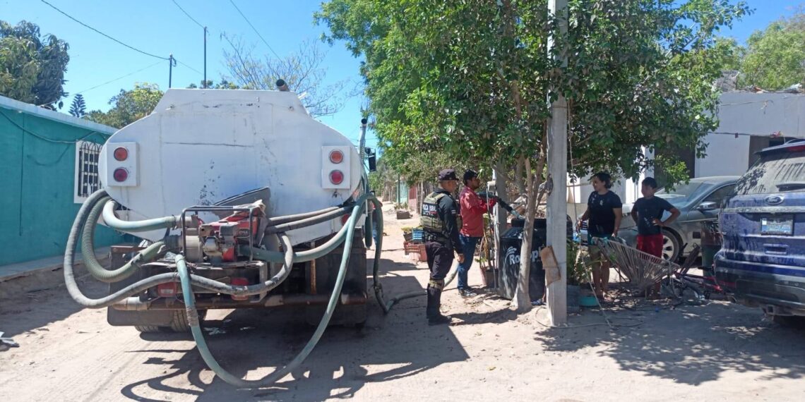 Elementos de seguridad apoyan con la distribución de agua en El Colorado, Ahome