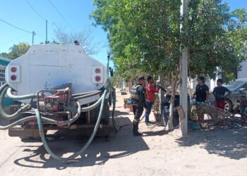Elementos de seguridad apoyan con la distribución de agua en El Colorado, Ahome