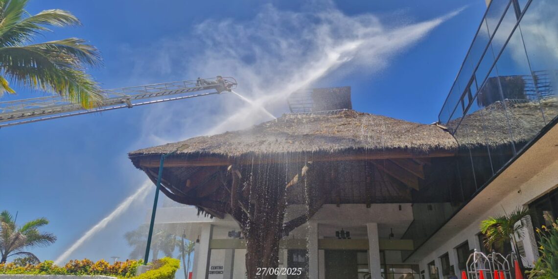 Bomberos atienden incendio en hotel de la Zona Dorada de Mazatlán