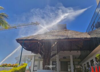 Bomberos atienden incendio en hotel de la Zona Dorada de Mazatlán