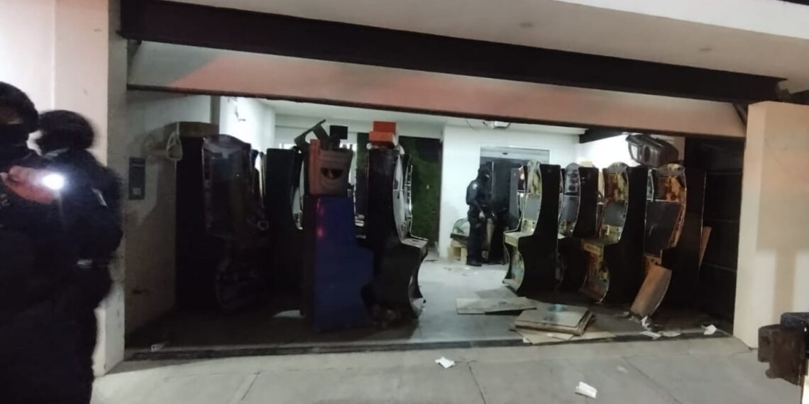 Aseguran 121 máquinas tragamonedas y droga en Culiacán