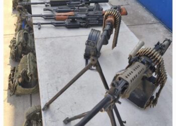 Rescatan a tres personas y aseguran armamento y explosivos tras enfrentamiento en Culiacán