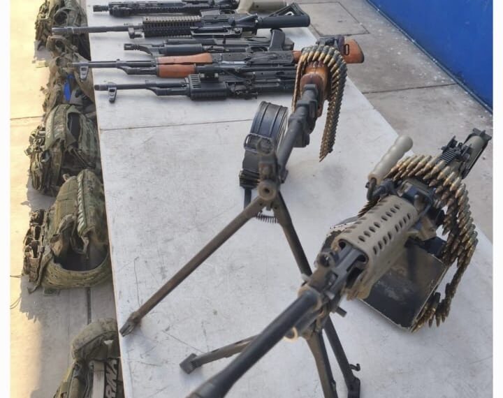 Rescatan a tres personas y aseguran armamento y explosivos tras enfrentamiento en Culiacán