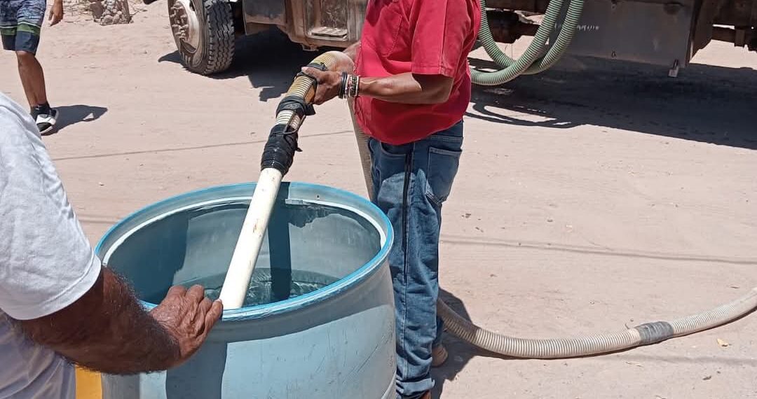 Japama abastece con pipas a vecinos de El Colorado ante escasez de agua