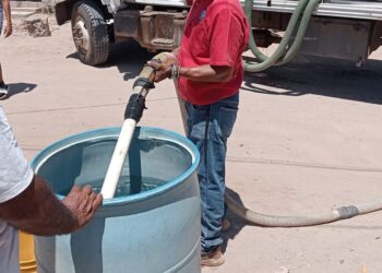 Japama abastece con pipas a vecinos de El Colorado ante escasez de agua