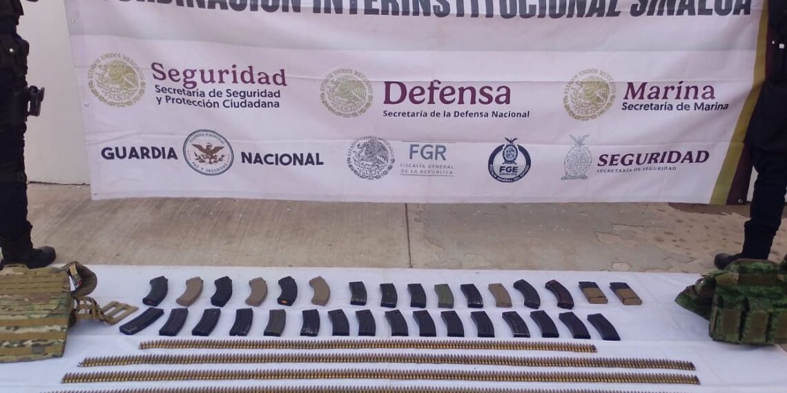 Aseguran 32 cargadores para fusil y dos vehículos en Culiacán