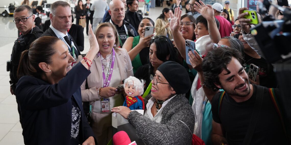 “Muchas gracias por todas las ayudas”: Mexicanos reciben con emoción a la Presidenta Claudia Sheinbaum en Canadá