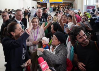 “Muchas gracias por todas las ayudas”: Mexicanos reciben con emoción a la Presidenta Claudia Sheinbaum en Canadá