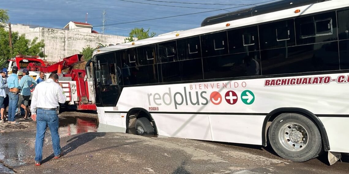 Camión urbano cae en socavón en Culiacán