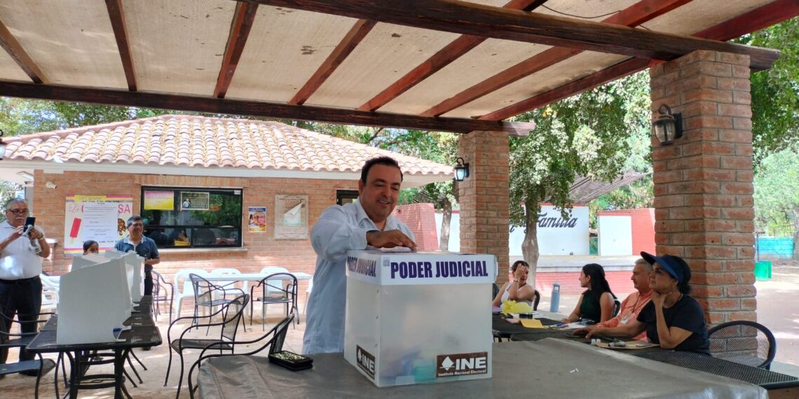 José Francisco Pérez Mier emite su voto e invita a la ciudadanía a participar