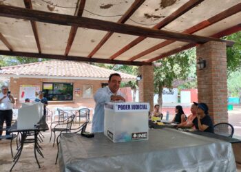 José Francisco Pérez Mier emite su voto e invita a la ciudadanía a participar