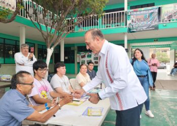 “Que se mantenga todo en orden”: Antonio Menéndez tras emitir su voto