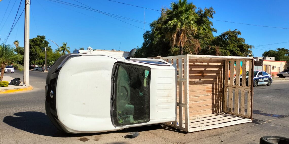 Vuelca  automóvil sobre Serdán y Zapata