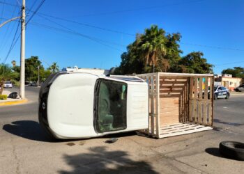 Vuelca  automóvil sobre Serdán y Zapata