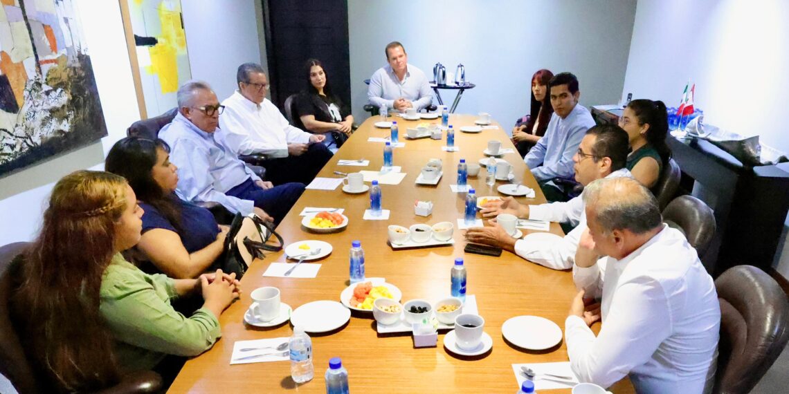 Gobernador Rocha recibe a familias desplazadas del sur de Sinaloa