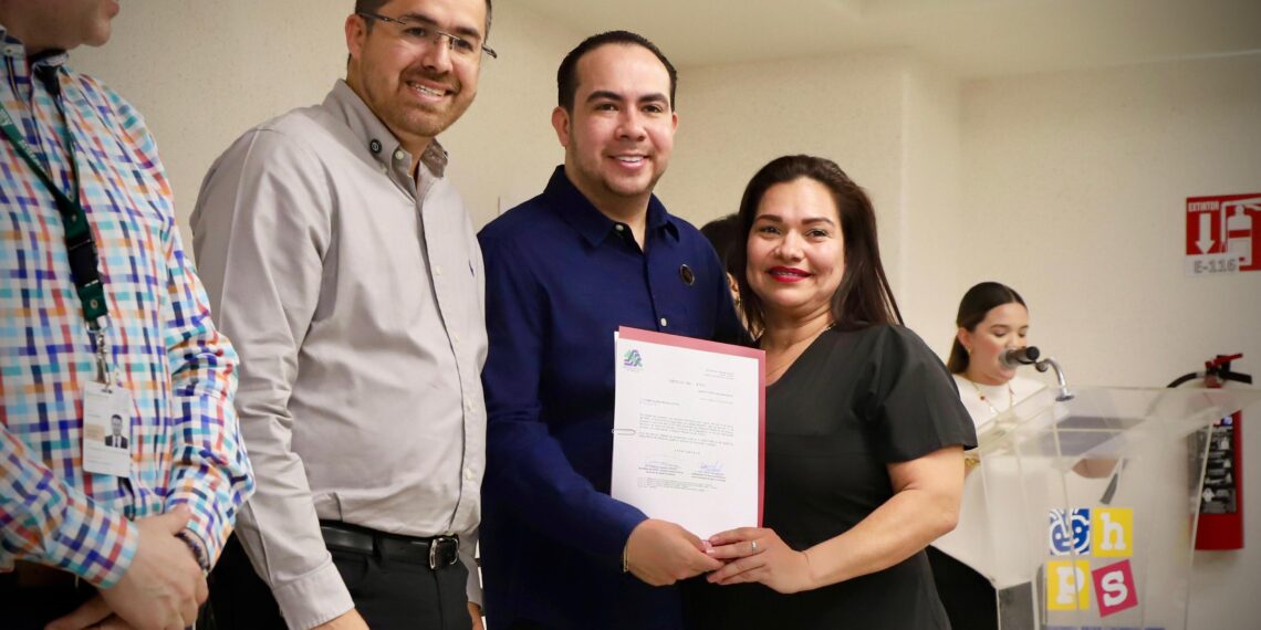 Secretaría de Salud entrega bases y recategorizaciones a 46 trabajadores del Hospital Pediátrico de Sinaloa