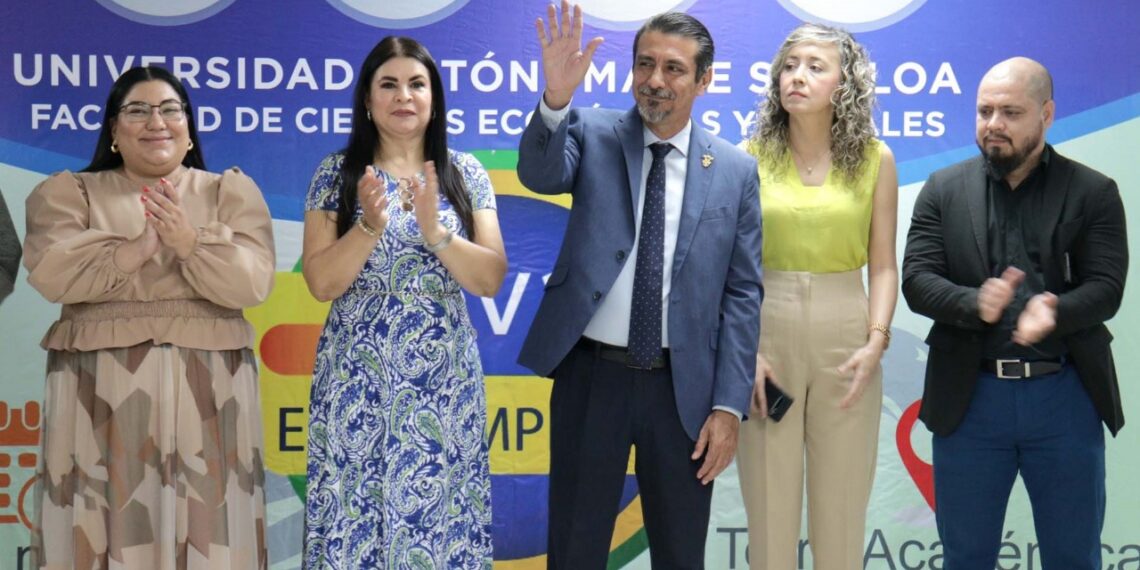 Estudiantes de economía de la UAS abordan el análisis de mercado, oferta y demanda, predicción, durante financiera la octava edición de la Expo Emprende