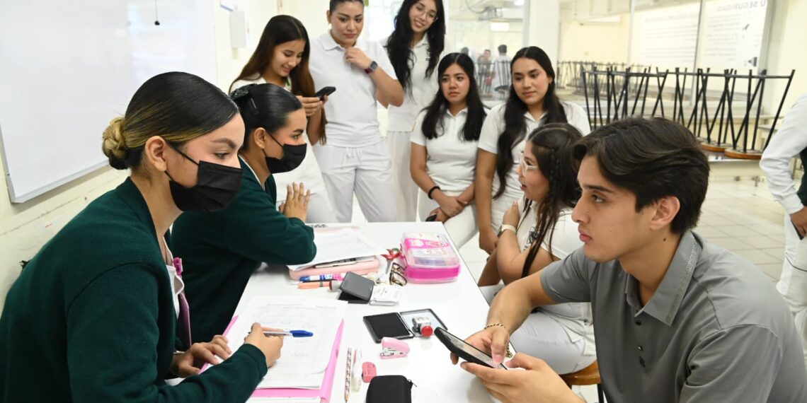 La Jornada PrevenIMSS-Bienestar-UAS, llega a la Facultad de Odontología con la aplicación de vacunas contra el Sarampión/Rubéola, Hepatitis y Tétanos.