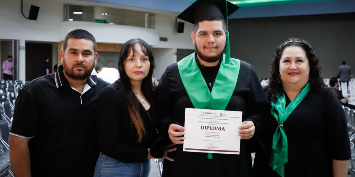 La motivación está en quienes no te dejan solo: el mensaje de Lucio, egresado de COBAES 27