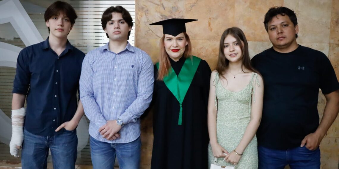 Una madre, tres hijos y un mismo plantel: historia de superación en COBAES 27