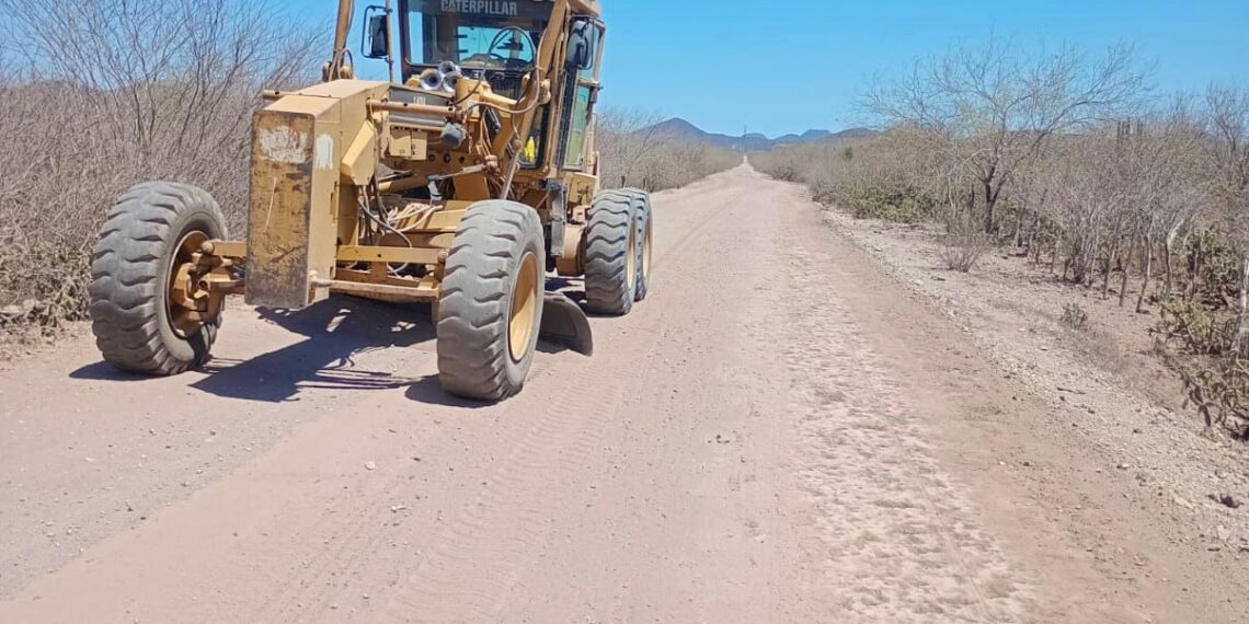 Continua con éxito la rehabilitación de caminos rurales del municipio de El Fuerte