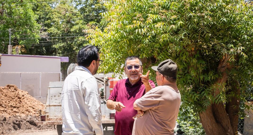 Juan de Dios Gámez visita colonia Emiliano Zapata donde se pavimentan dos calles más